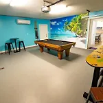 Tropical Oasis, Tiki Bar, Pool, Mini Golf, Hot Tub