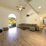 Tropical Oasis, Tiki Bar, Pool, Mini Golf, Hot Tub