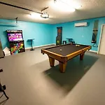 Tropical Oasis, Tiki Bar, Pool, Mini Golf, Hot Tub