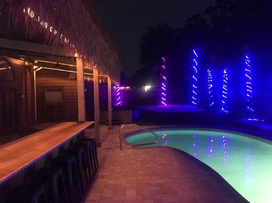 Holiday home Tropical Oasis, Tiki Bar, Pool, Mini Golf, Hot Tub *