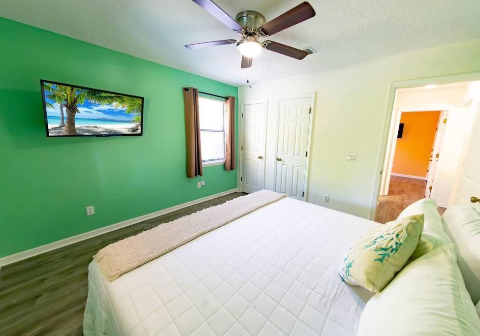 Tropical Oasis, Tiki Bar, Pool, Mini Golf, Hot Tub
