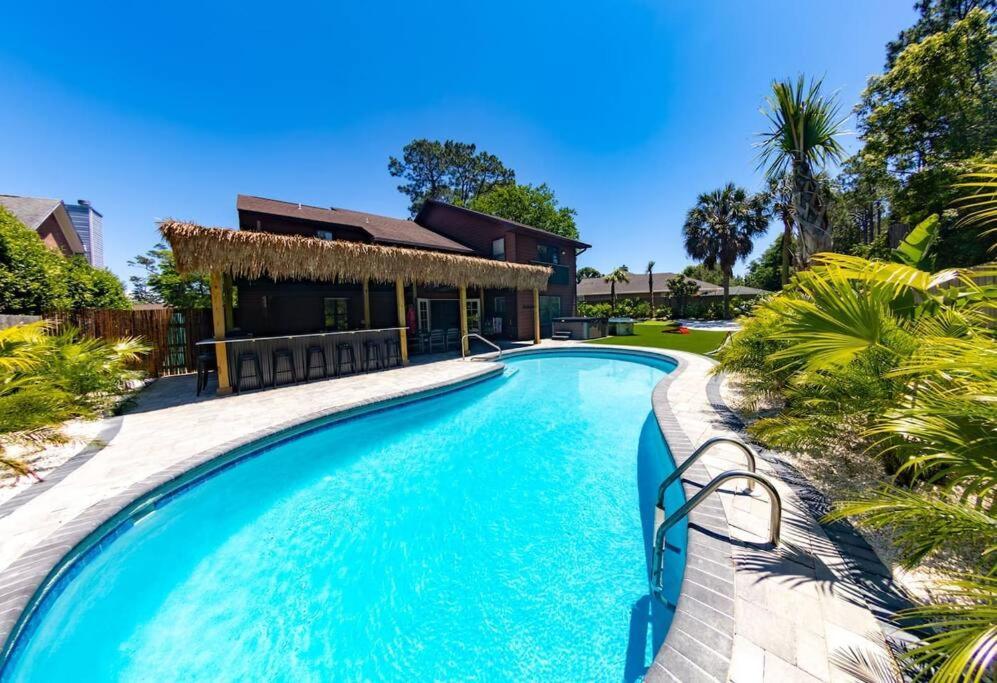 Tropical Oasis, Tiki Bar, Pool, Mini Golf, Hot Tub *