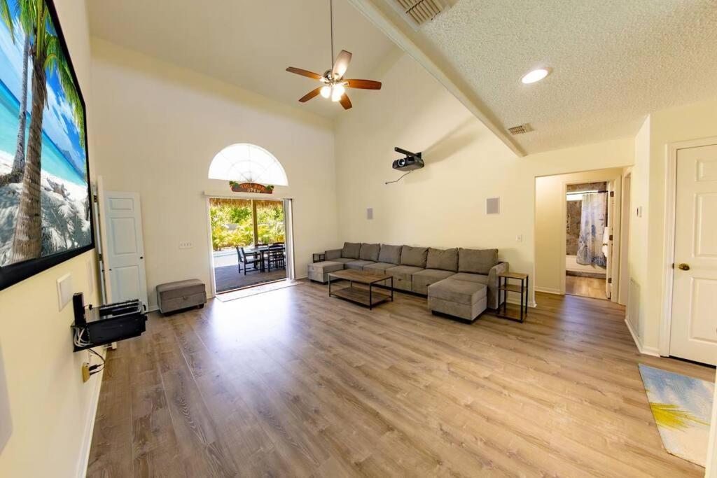 Tropical Oasis, Tiki Bar, Pool, Mini Golf, Hot Tub
