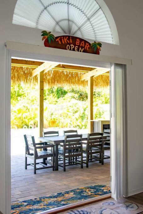 Tropical Oasis, Tiki Bar, Pool, Mini Golf, Hot Tub Holiday home
