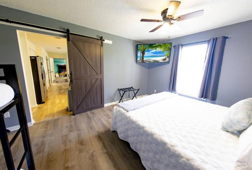 Tropical Oasis, Tiki Bar, Pool, Mini Golf, Hot Tub Holiday home *