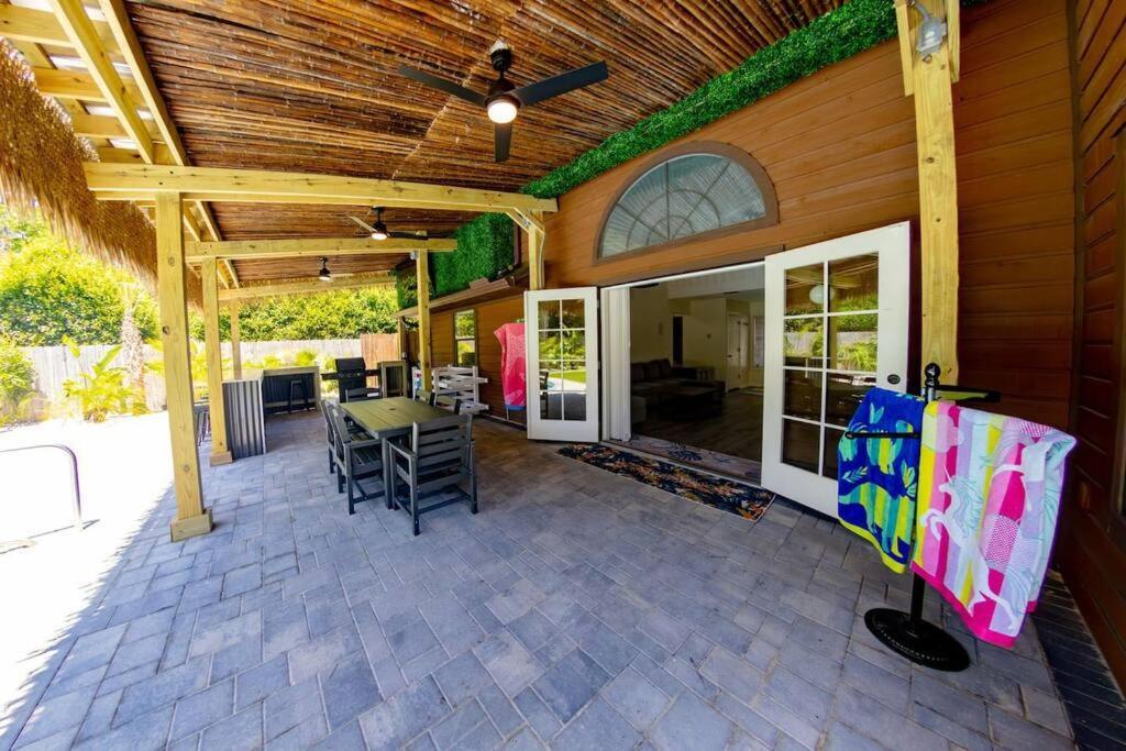 Tropical Oasis, Tiki Bar, Pool, Mini Golf, Hot Tub *