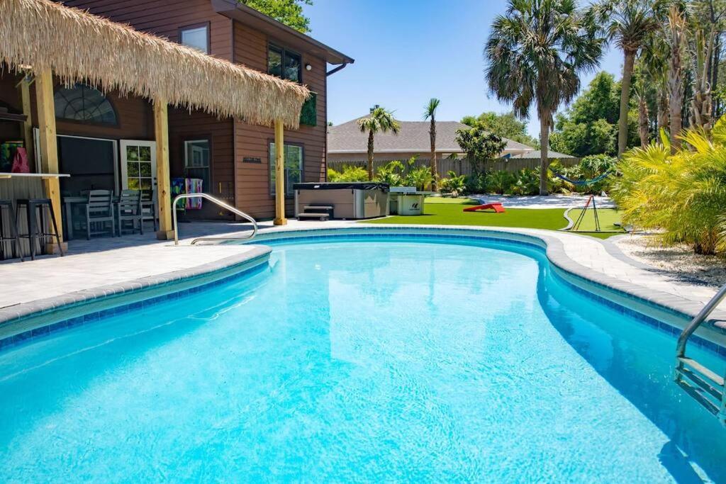 Tropical Oasis, Tiki Bar, Pool, Mini Golf, Hot Tub *