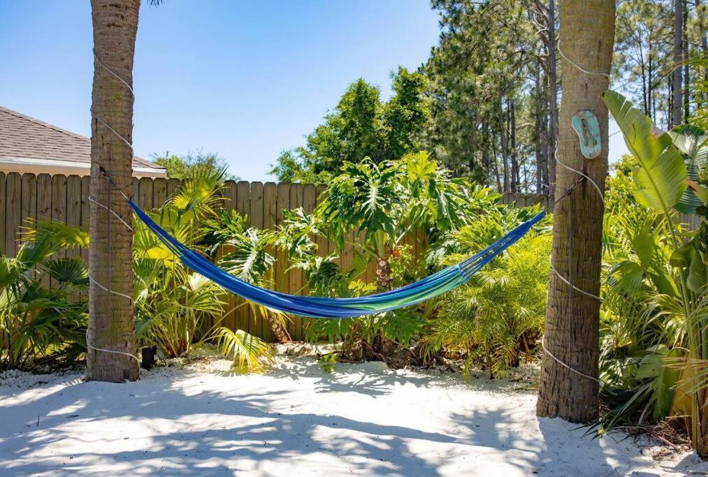 Tropical Oasis, Tiki Bar, Pool, Mini Golf, Hot Tub Holiday home