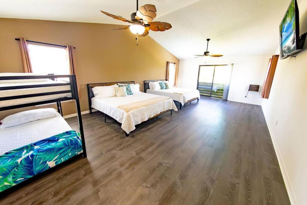 Tropical Oasis, Tiki Bar, Pool, Mini Golf, Hot Tub Holiday home *