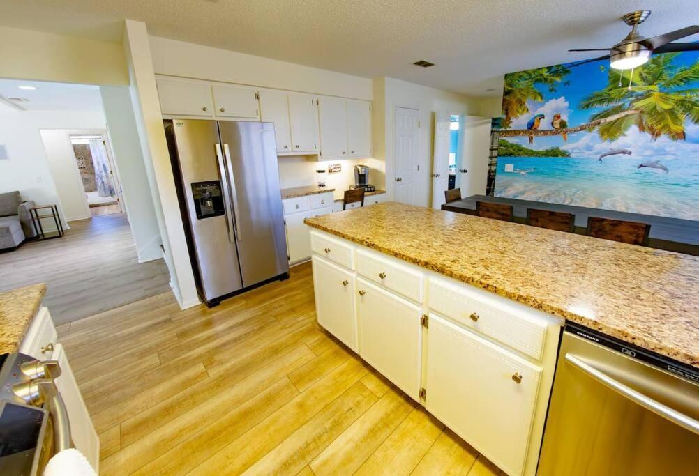 Tropical Oasis, Tiki Bar, Pool, Mini Golf, Hot Tub Holiday home