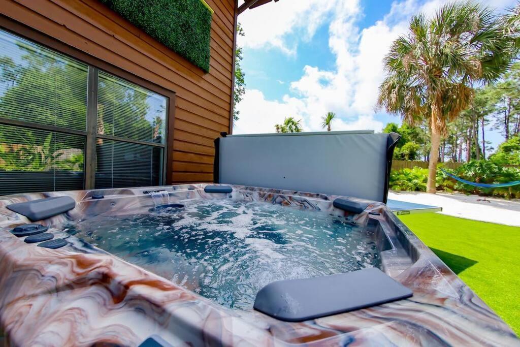 Tropical Oasis, Tiki Bar, Pool, Mini Golf, Hot Tub