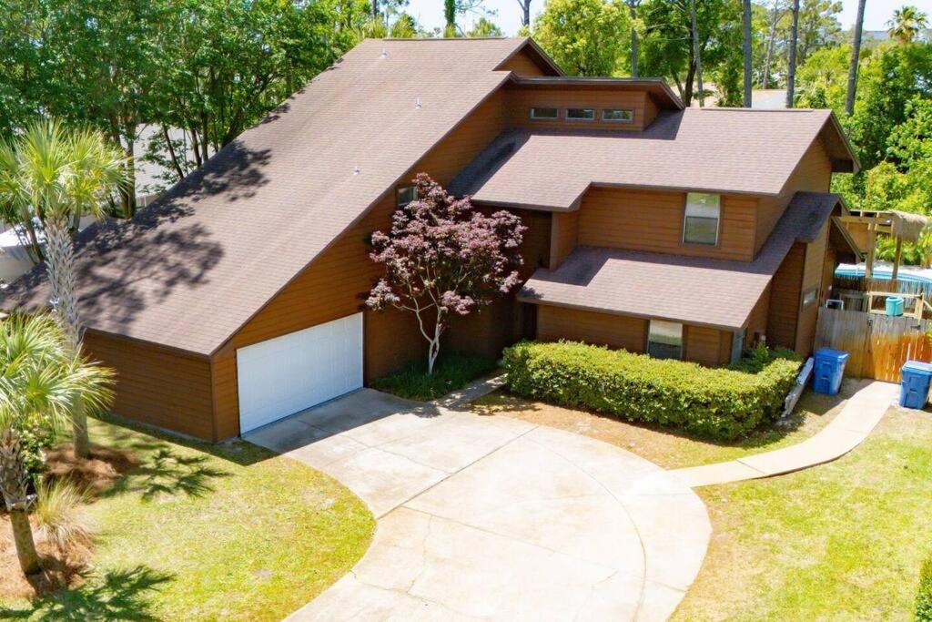Tropical Oasis, Tiki Bar, Pool, Mini Golf, Hot Tub Holiday home