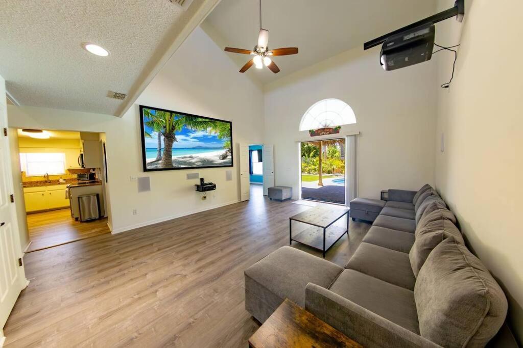 Holiday home Tropical Oasis, Tiki Bar, Pool, Mini Golf, Hot Tub *