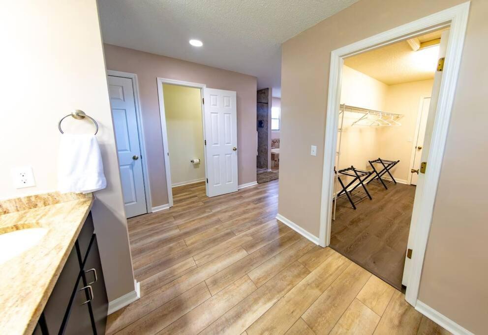 Tropical Oasis, Tiki Bar, Pool, Mini Golf, Hot Tub Holiday home *