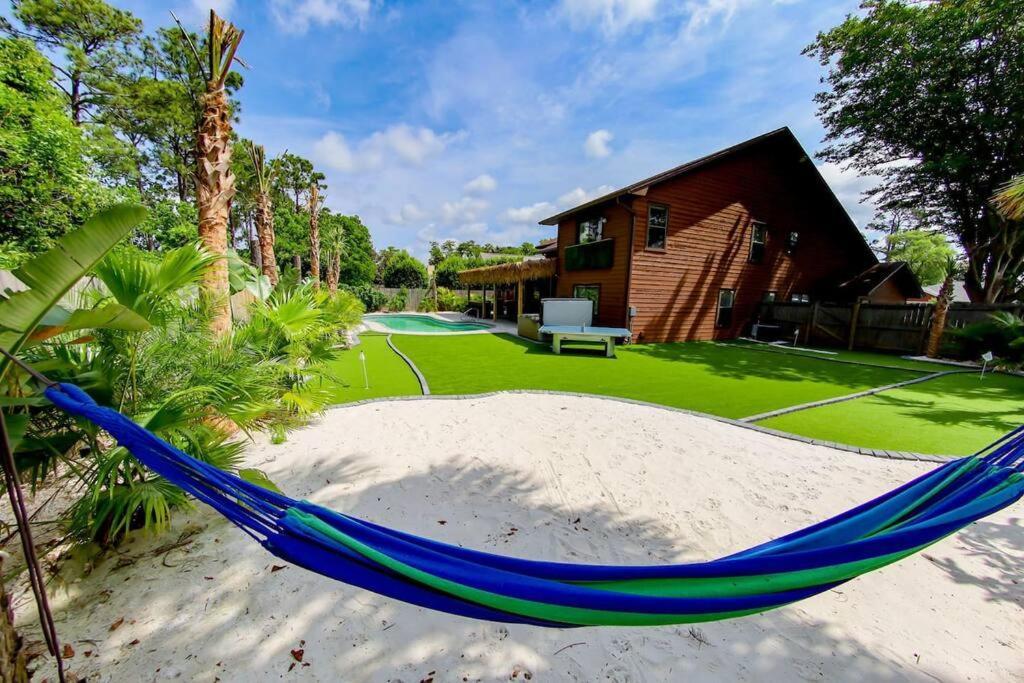 Tropical Oasis, Tiki Bar, Pool, Mini Golf, Hot Tub Holiday home