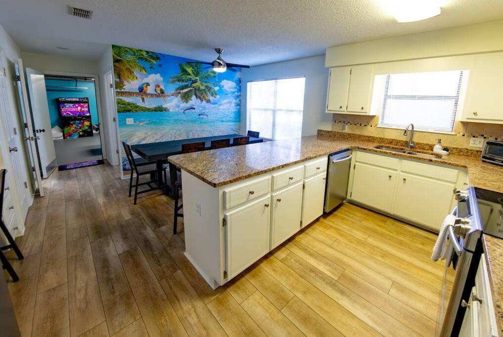 Tropical Oasis, Tiki Bar, Pool, Mini Golf, Hot Tub Holiday home