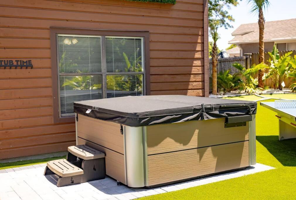 Tropical Oasis, Tiki Bar, Pool, Mini Golf, Hot Tub Holiday home