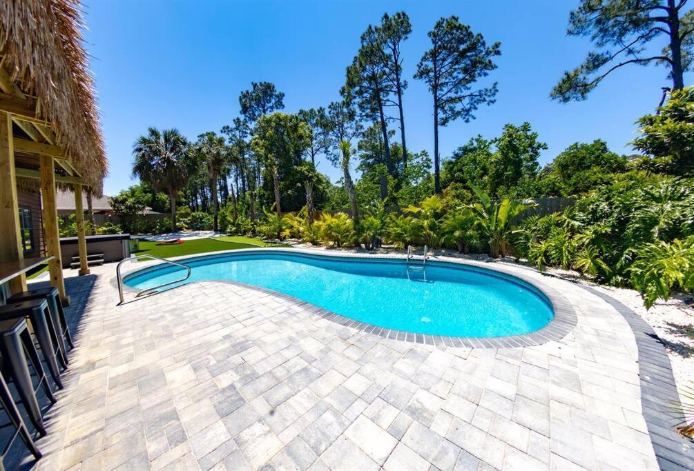 Tropical Oasis, Tiki Bar, Pool, Mini Golf, Hot Tub
